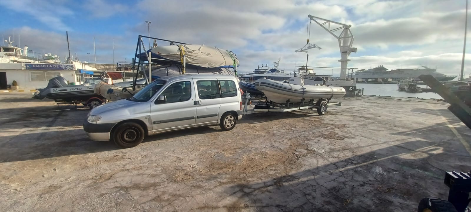 la nena y rosita furgoneta remolque y barco pequeño a motor semirrigida