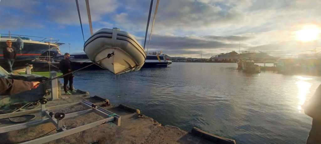 subida con grua de la embarcación al remolque