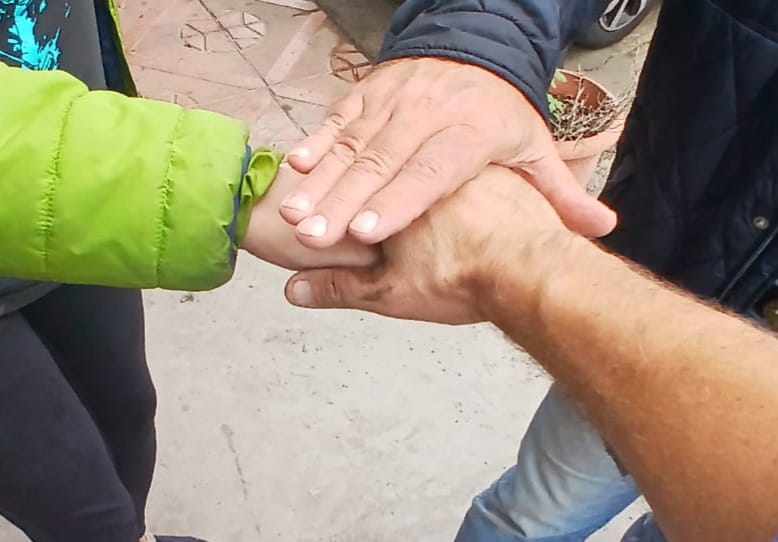 clientes contentos al terminar el transporte de moto