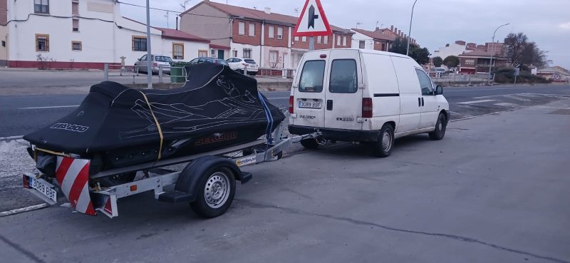transporte de una moto de agua por carretera