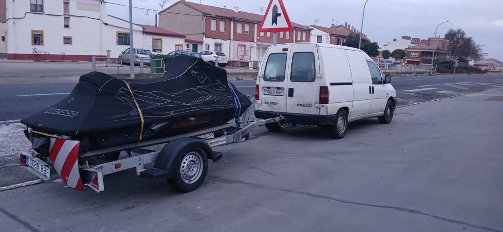 transporte de una moto de agua por carretera