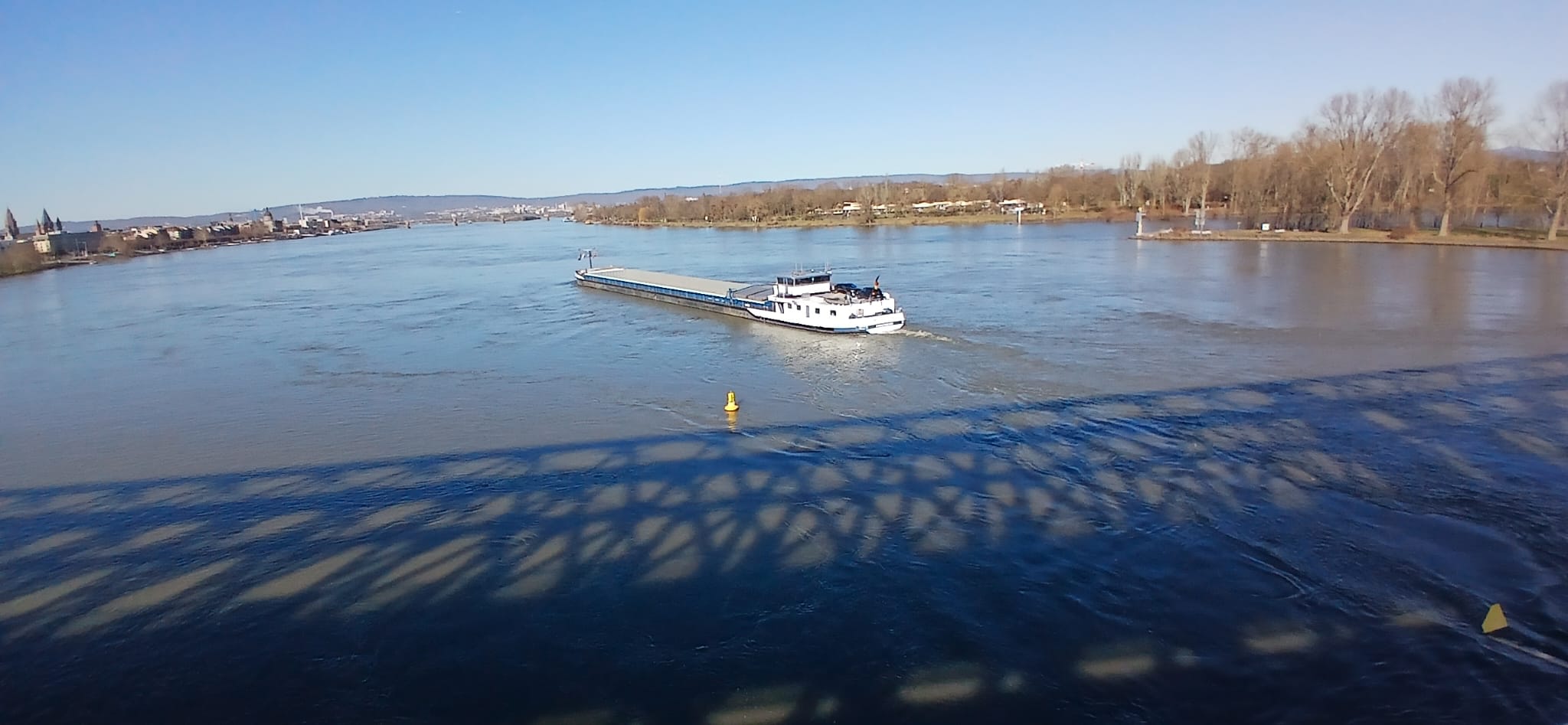 barco cruzando el rin a la altura de maguncia