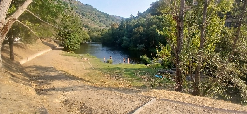 baño en el rio antes de la mudanza desde galicia a Cataluña