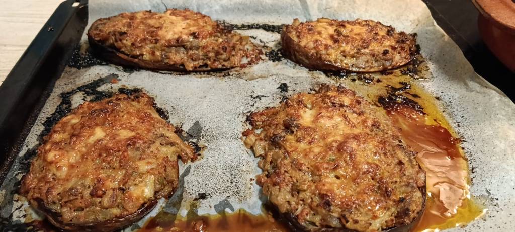 Baked aubergines offered as a funny guarantee for a small moving service in Valencia